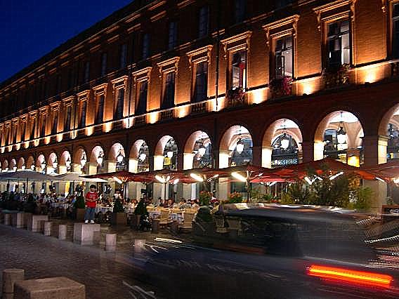  cafés et restaurants sours les arcades de la place du Capitole (en soirée)